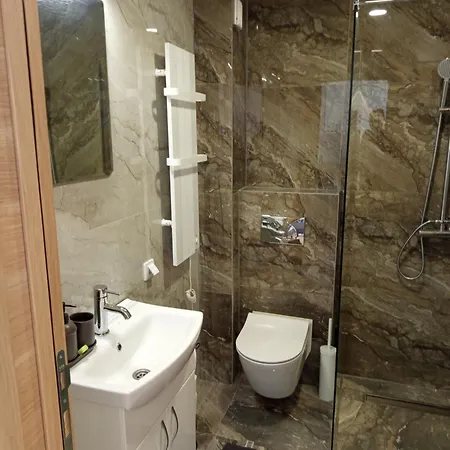 Ramonda Sa Bazenom, *