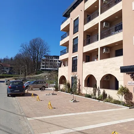 Ramonda Sa Bazenom, Appartement