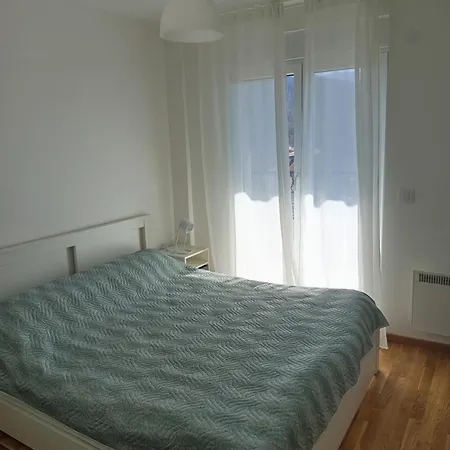 Ramonda Sa Bazenom, *