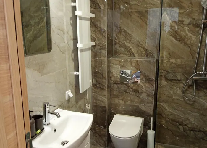 Ramonda Sa Bazenom, *