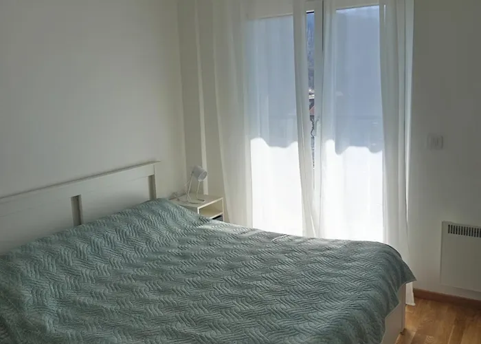 Ramonda Sa Bazenom, *